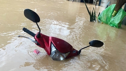 Thế giới 2 bánh: Làm gì để xe máy an toàn đi qua đường ngập nước?